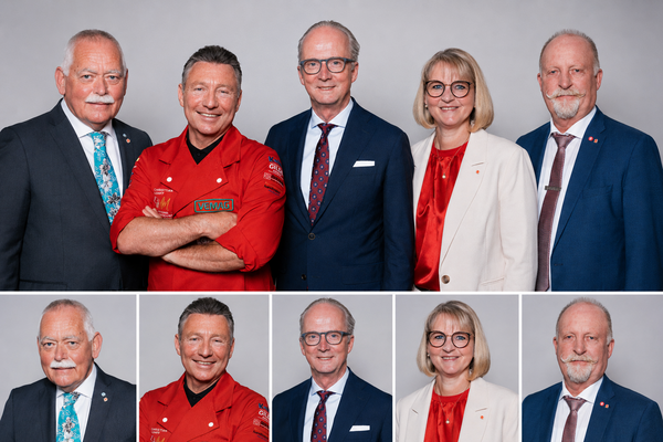 Gruppenbild mit Präsidiums des Deutschen Fleischer-Verbands in Business- und Berufskleidung. Das Bild verweist auf den Pressebereich des Fleischerhandwerks.