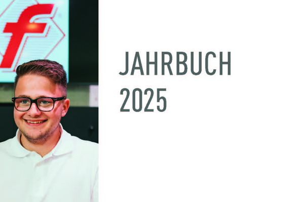 Cover des DFV-Jahrbuchs 2025 mit einem jungen Fleischer in Arbeitskleidung sowie dem Hinweis „150 Jahre Deutscher Fleischer-Verband“. Das Bild verweist auf den Pressebereich des Fleischerhandwerks.